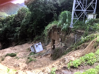 崩落した基地局設備(山口県)