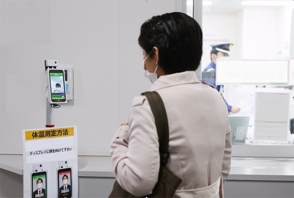 イオンモールの従業員出入り口での検温の様子