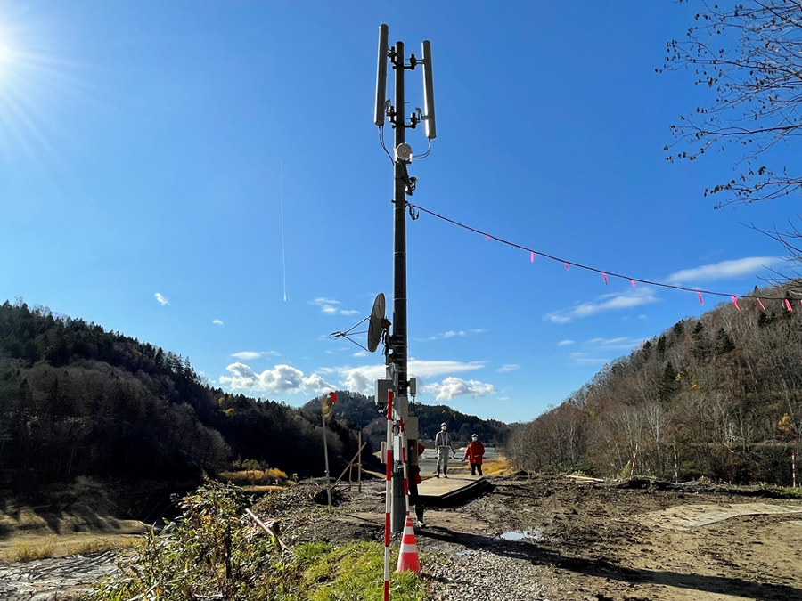 衛星通信を伝送路とする基地局が設置された建設現場