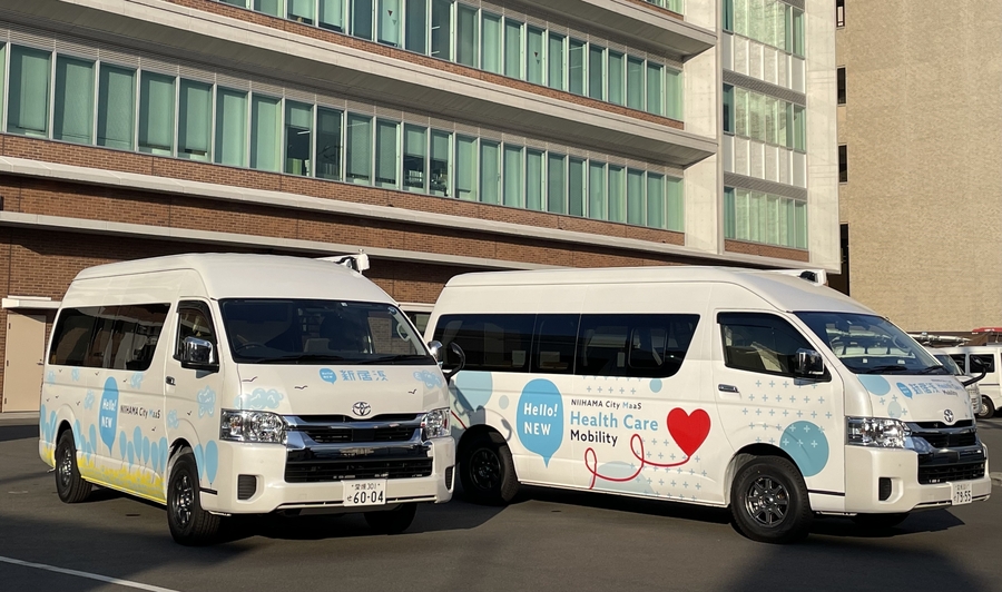 (左から)行政MaaSの車両、保健福祉MaaSの車両