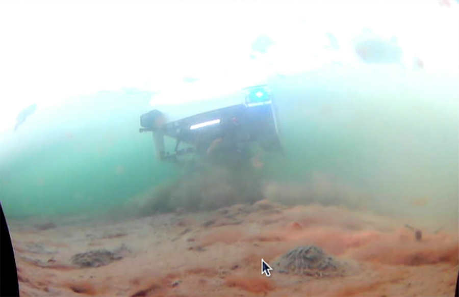 「浮上」のOCC信号を受けて浮上を開始する水中ロボット(子機)